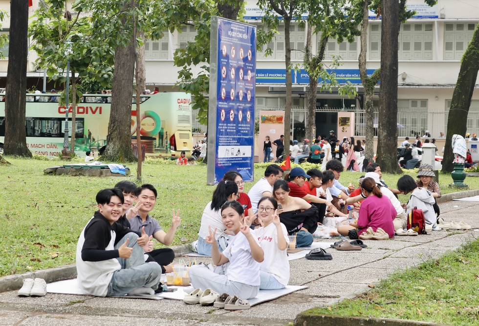 Rạng rỡ xuống phố h&ograve;a m&igrave;nh v&agrave;o kh&ocirc;ng kh&iacute; của ng&agrave;y Tết độc lập- Ảnh 4.