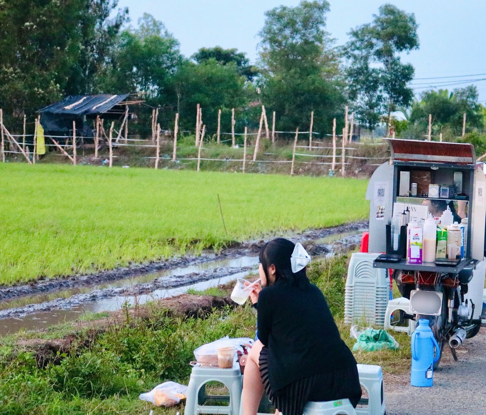 Rủ nhau ra giữa đồng lúa uống cà phê, ngắm hoàng hôn- Ảnh 7.