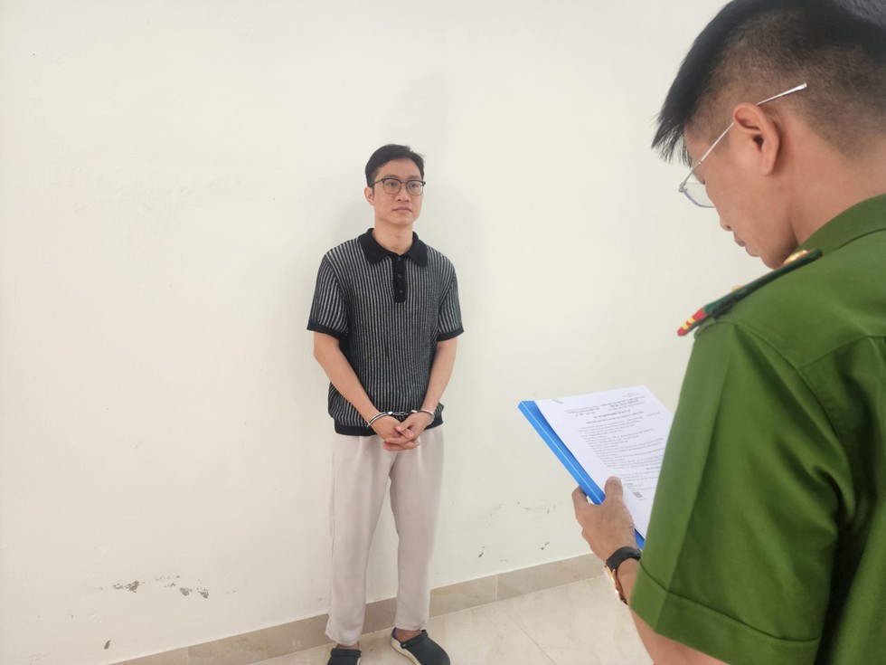 Bị bắt vì dùng ảnh nhạy cảm ép bạn gái …