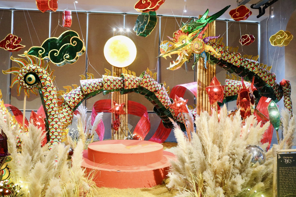 Đến nơi n&agrave;y check - in với lồng đ&egrave;n khổng lồ d&agrave;i 18 m&eacute;t- Ảnh 10.