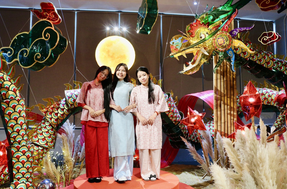 Đến nơi n&agrave;y check - in với lồng đ&egrave;n khổng lồ d&agrave;i 18 m&eacute;t- Ảnh 2.