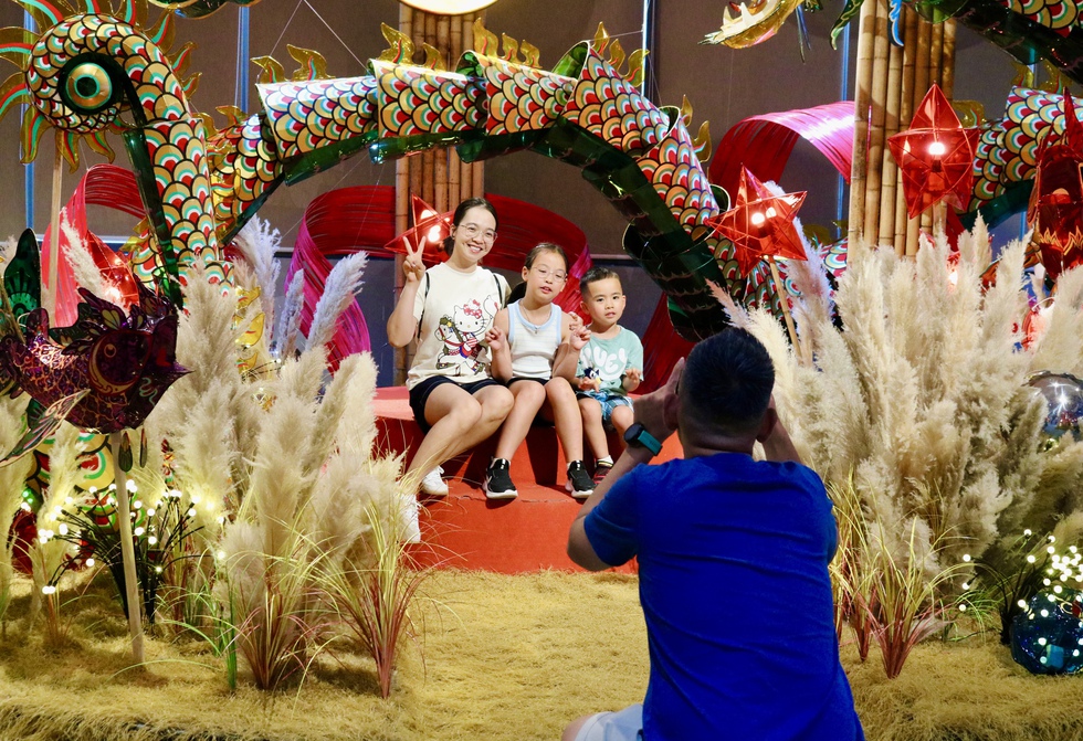 Đến nơi n&agrave;y check - in với lồng đ&egrave;n khổng lồ d&agrave;i 18 m&eacute;t- Ảnh 4.