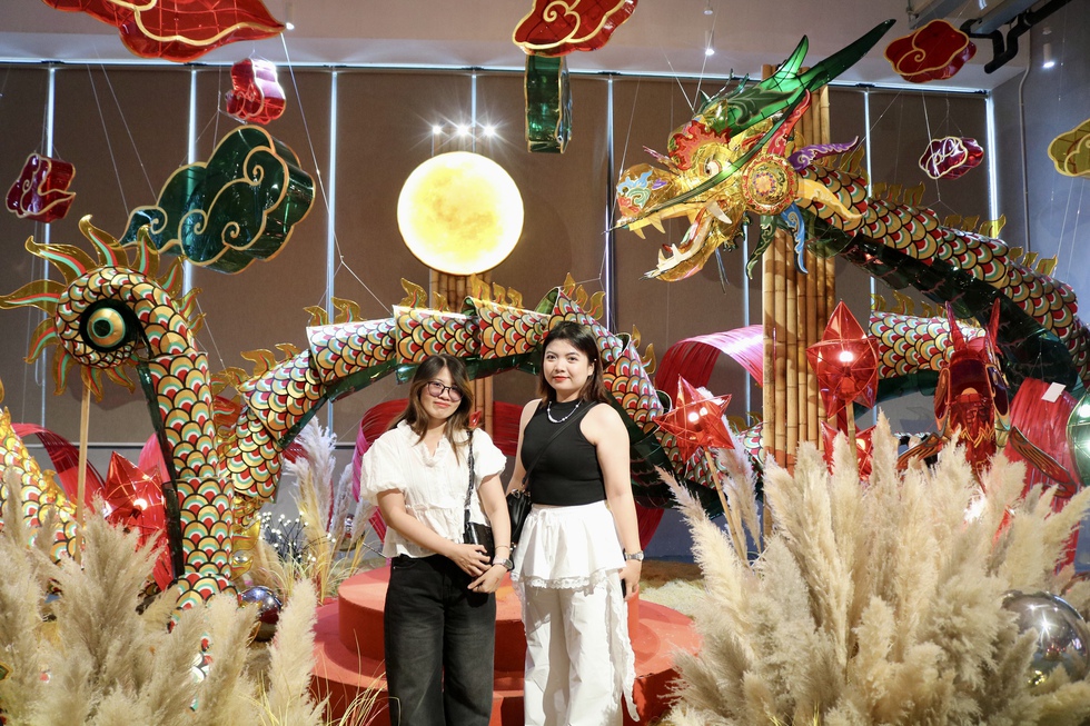 Đến nơi n&agrave;y check - in với lồng đ&egrave;n khổng lồ d&agrave;i 18 m&eacute;t- Ảnh 8.