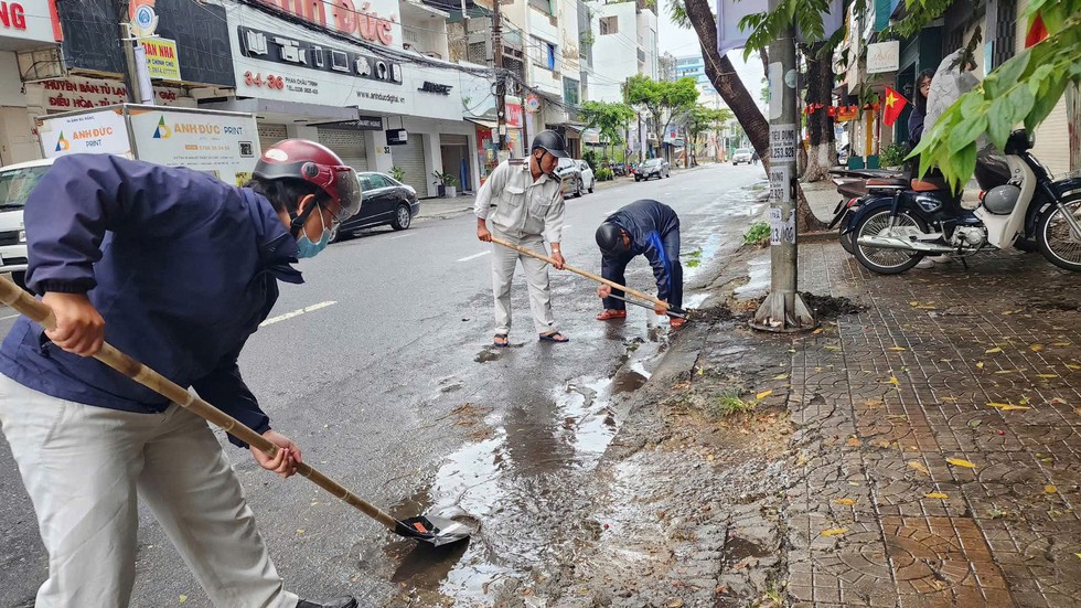 Đà Nẵng căng mình chống ngập, khẩn trương ứng phó bão số 10 - Ảnh 2.