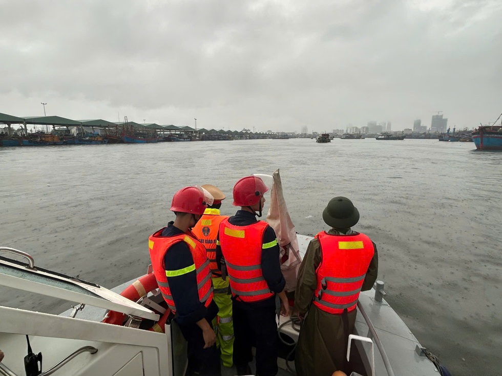 Đà Nẵng căng mình chống ngập, khẩn trương ứng phó bão số 10 - Ảnh 5.