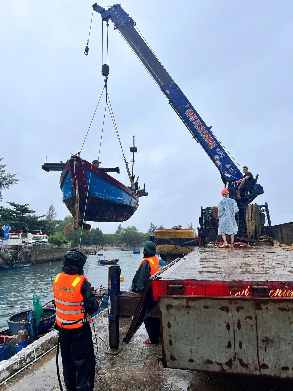 Đà Nẵng căng mình chống ngập, khẩn trương ứng phó bão số 10 - Ảnh 4.