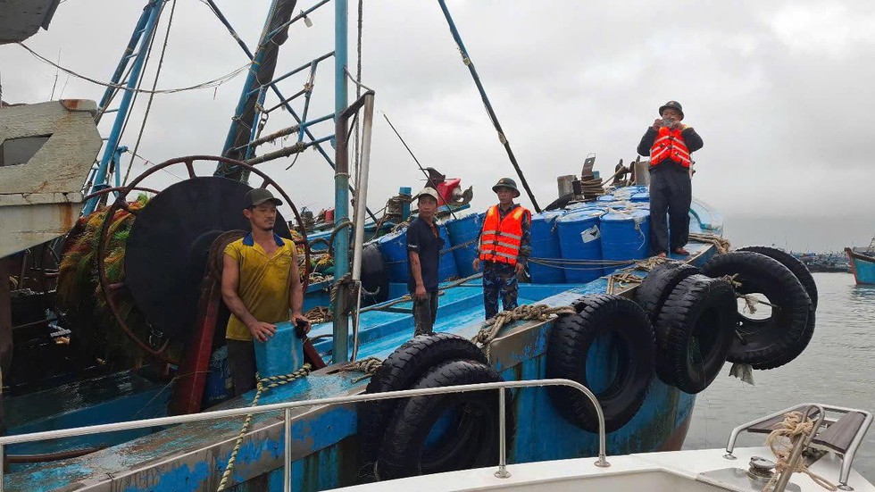 Đà Nẵng căng mình chống ngập, khẩn trương ứng phó bão số 10 - Ảnh 3.
