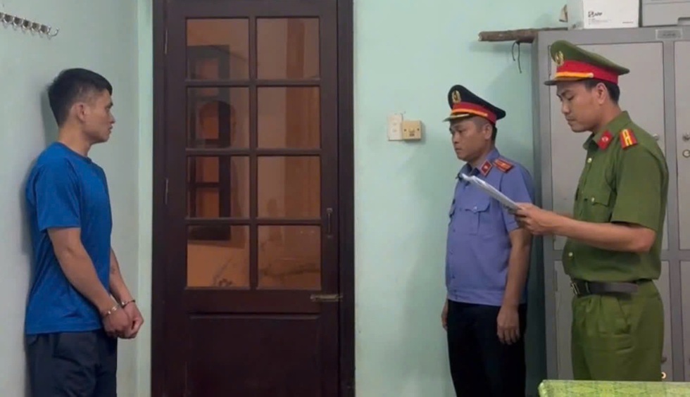 'Yêu râu xanh' bám theo phụ nữ đi về kh…