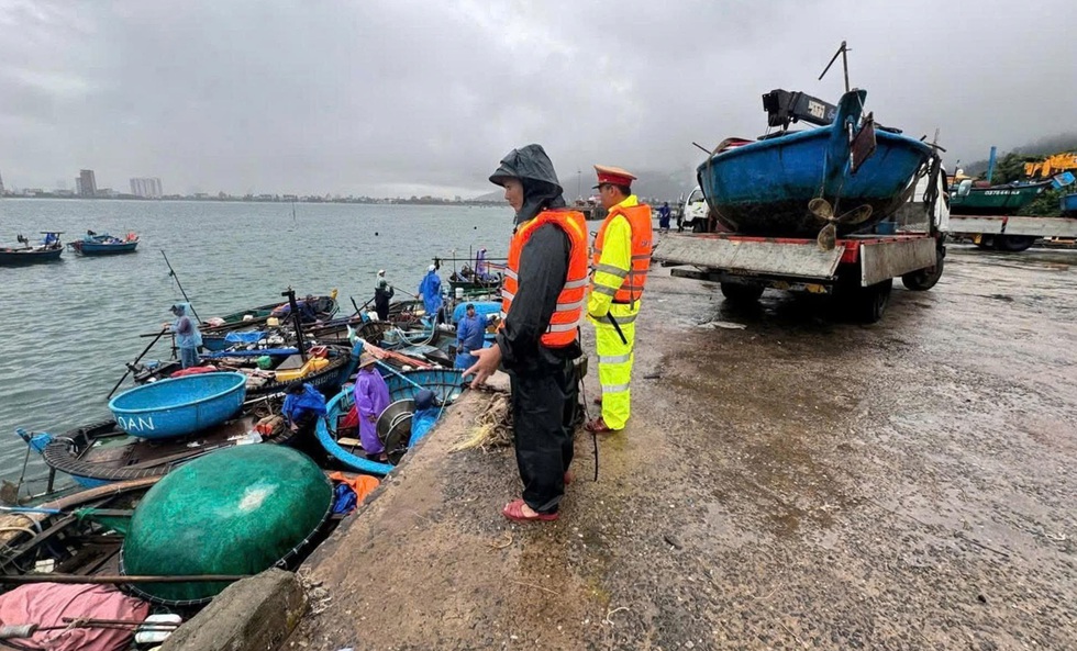 Ứng phó bão số 10: Biên phòng Đà Nẵng bắn pháo hiệu, cấm biển khẩn cấp- Ảnh 3.
