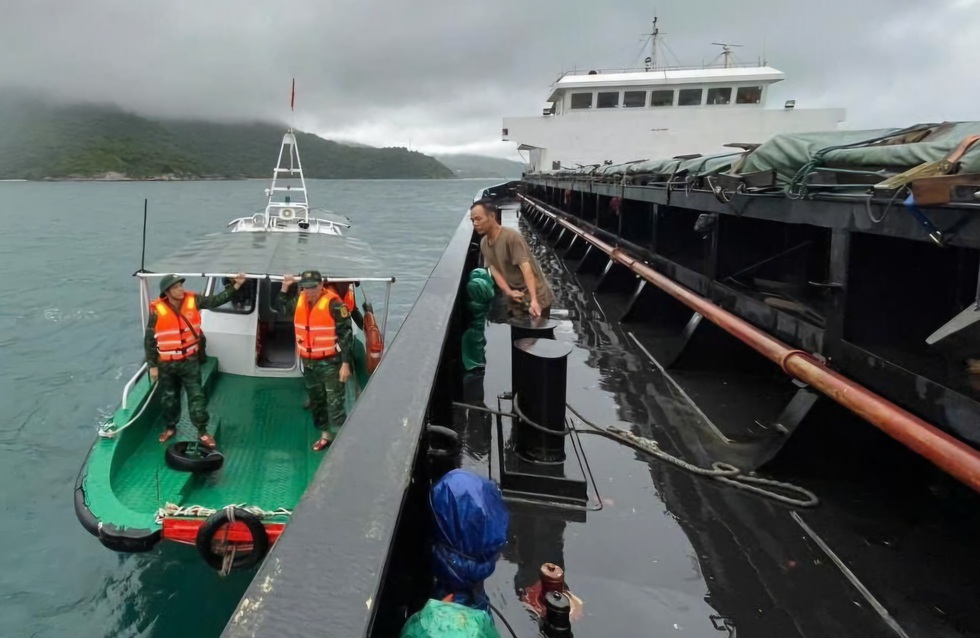 Ứng phó bão số 10: Biên phòng Đà Nẵng bắn pháo hiệu, cấm biển khẩn cấp- Ảnh 2.