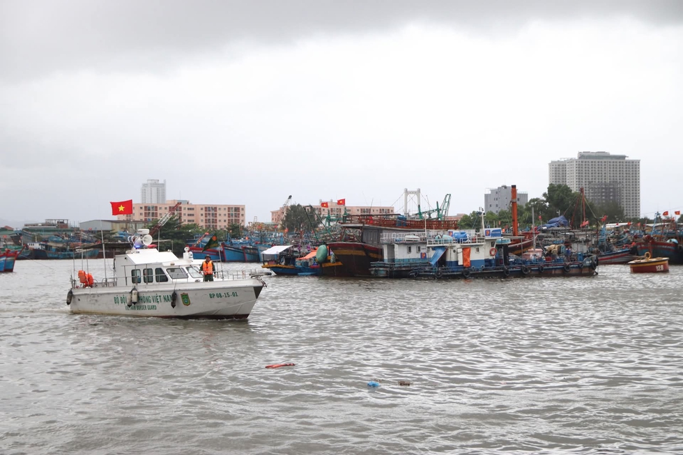 Ứng phó bão số 10: Biên phòng Đà Nẵng bắn pháo hiệu, cấm biển khẩn cấp- Ảnh 4.