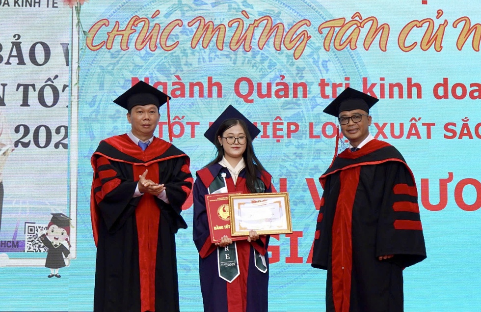 Hiệu trưởng chia sẻ với sinh viên về lố…