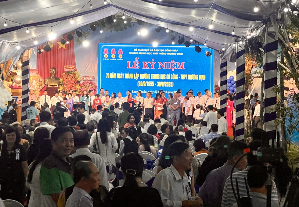 Thượng tướng Nguyễn Trọng Nghĩa dự lễ kỷ niệm ngôi trường 7 thập kỷ
- Ảnh 2.