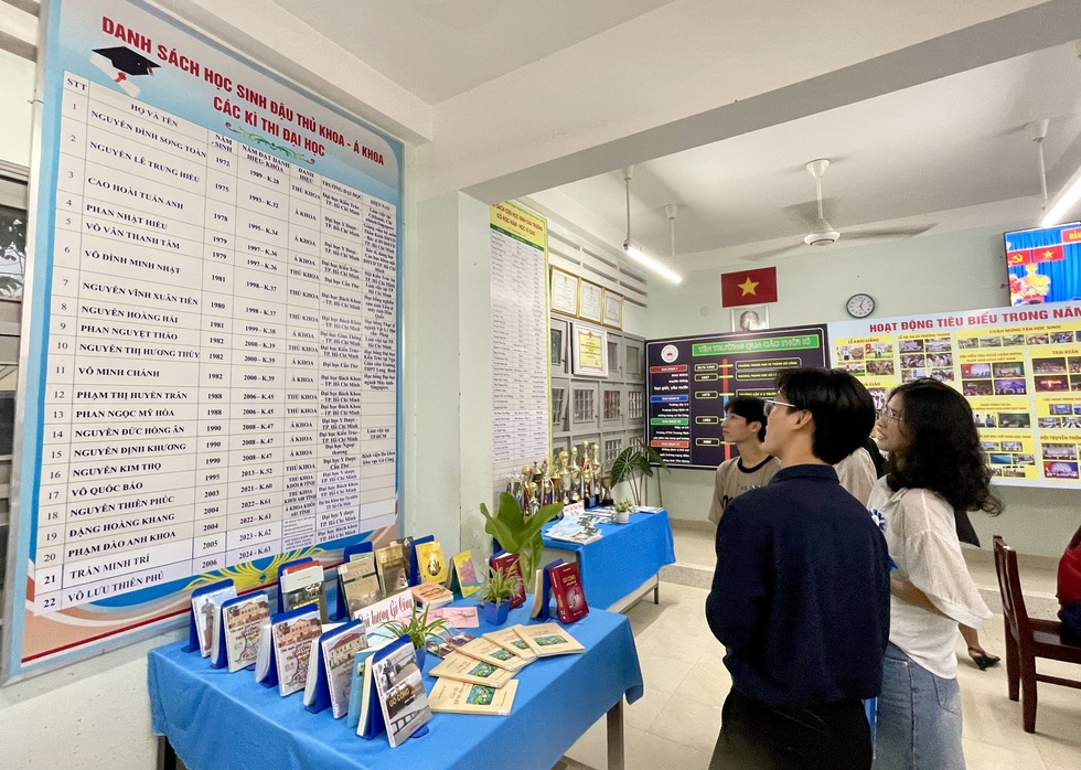 Thượng tướng Nguyễn Trọng Nghĩa dự lễ kỷ niệm ngôi trường 7 thập kỷ - Ảnh 4.