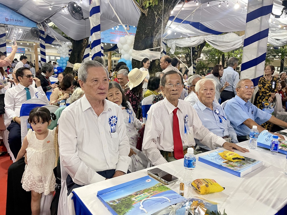 Thượng tướng Nguyễn Trọng Nghĩa dự lễ kỷ niệm ngôi trường 7 thập kỷ - Ảnh 8.