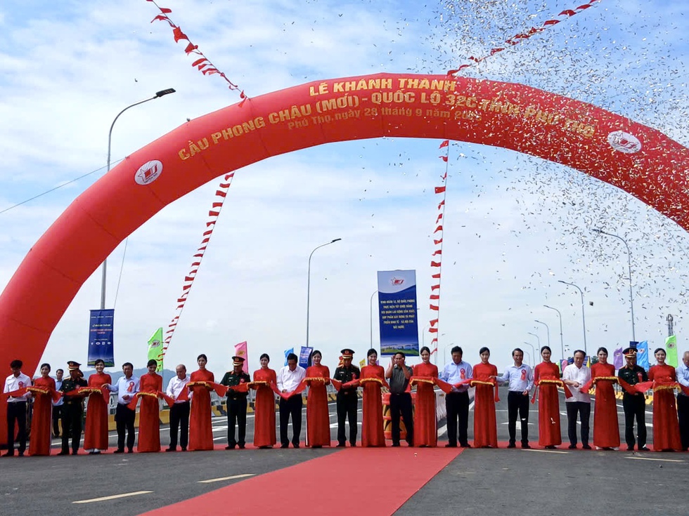 Thông xe cầu Phong Châu mới