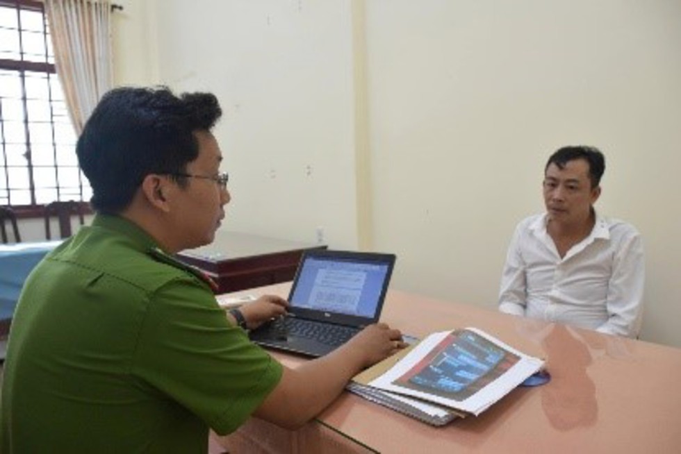 Khởi tố 'tú ông' môi giới mại dâm trong nhà nghỉ ở Vĩnh Long- Ảnh 1. Khởi tố 'tú ông' môi giới mại dâm trong nhà nghỉ ở Vĩnh Long- Ảnh 1.