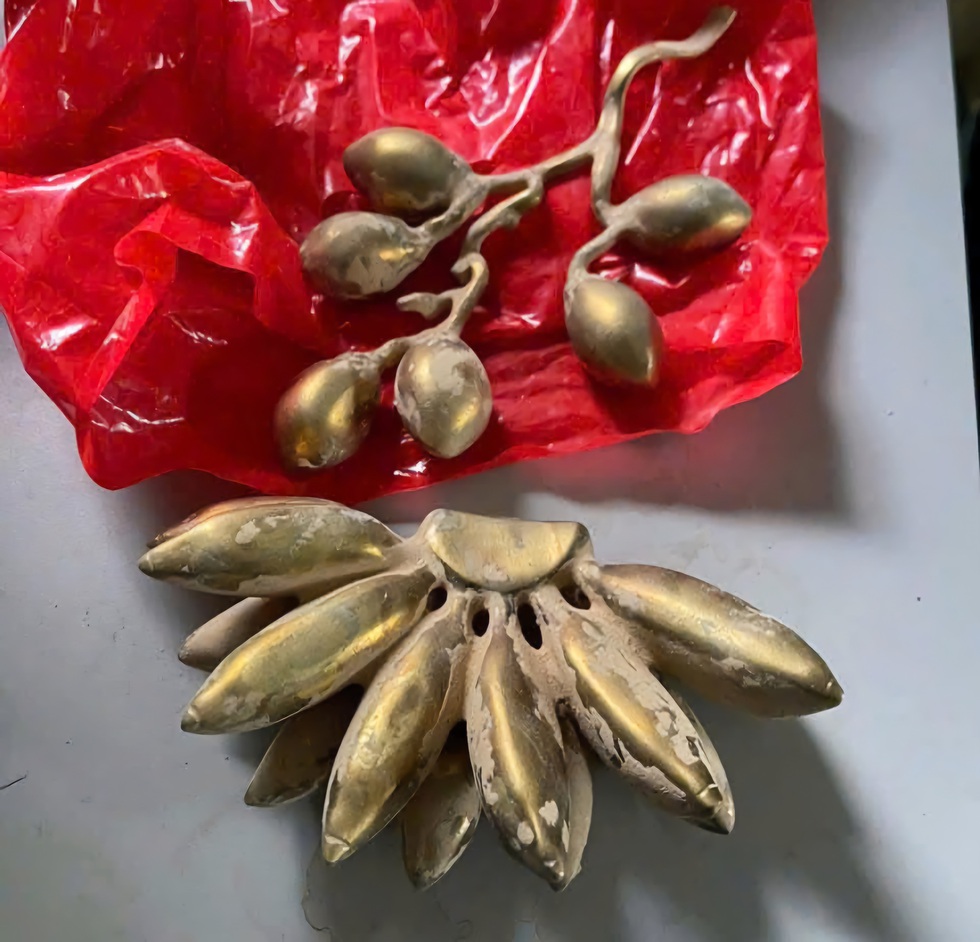 Chế tác nải chuối, nhánh cau 'vàng giả' lừa đảo dây chuyền vàng thật - Ảnh 2.