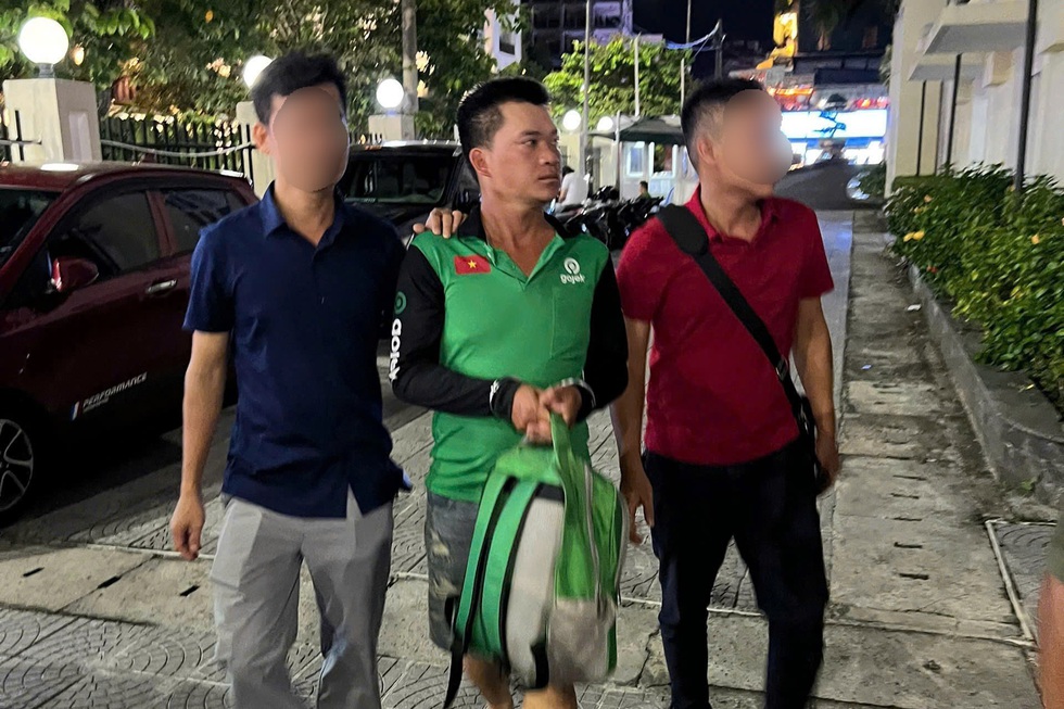 Chế tác nải chuối, nhánh cau 'vàng giả' lừa đảo dây chuyền vàng thật - Ảnh 1.