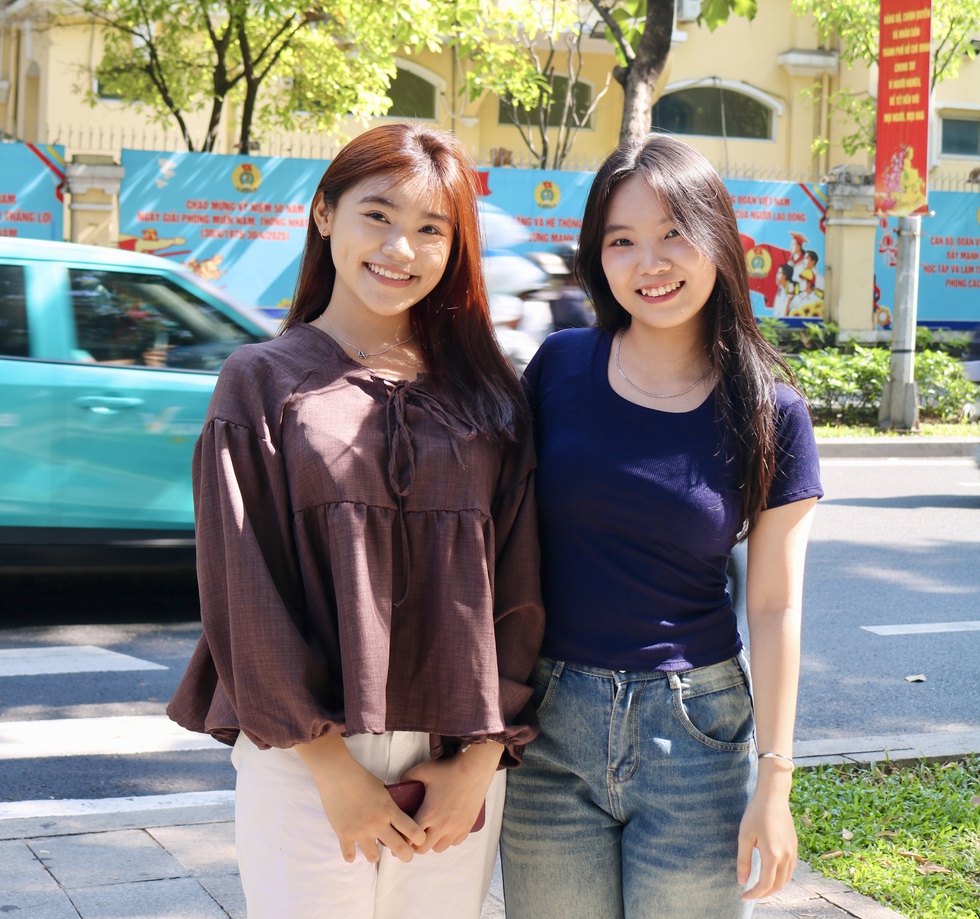 Ngắm những c&ocirc; g&aacute;i xinh đẹp diện &aacute;o d&agrave;i xuống phố trong ng&agrave;y đầu năm- Ảnh 6.