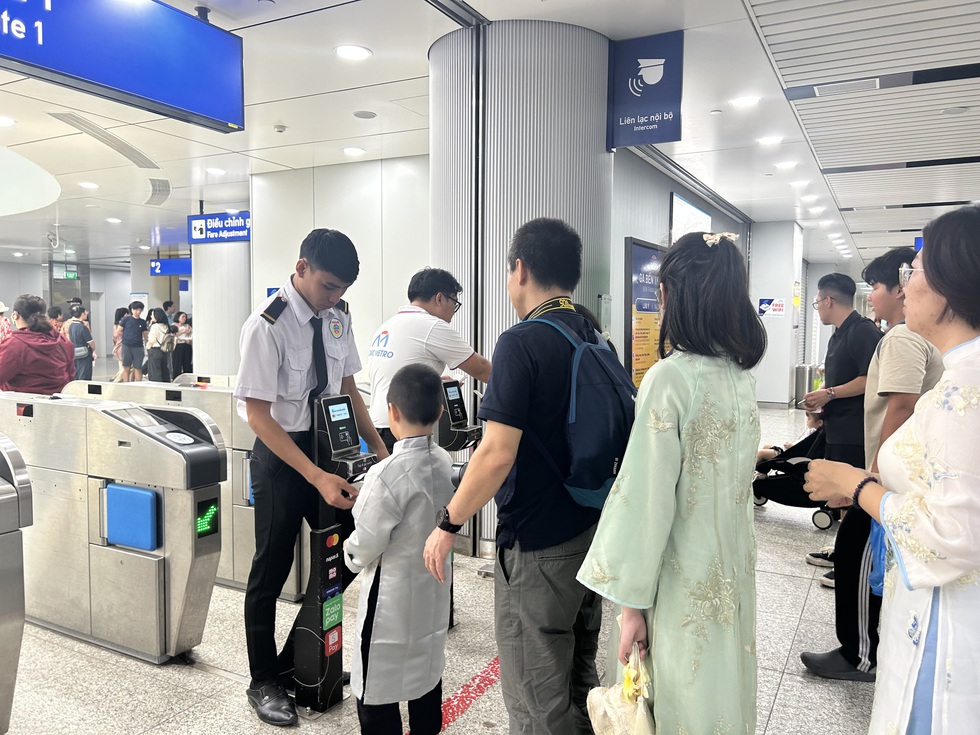 Đầu năm chọn metro, xe bu&yacute;t du xu&acirc;n: Bất ngờ với điều n&agrave;y&hellip;- Ảnh 3.