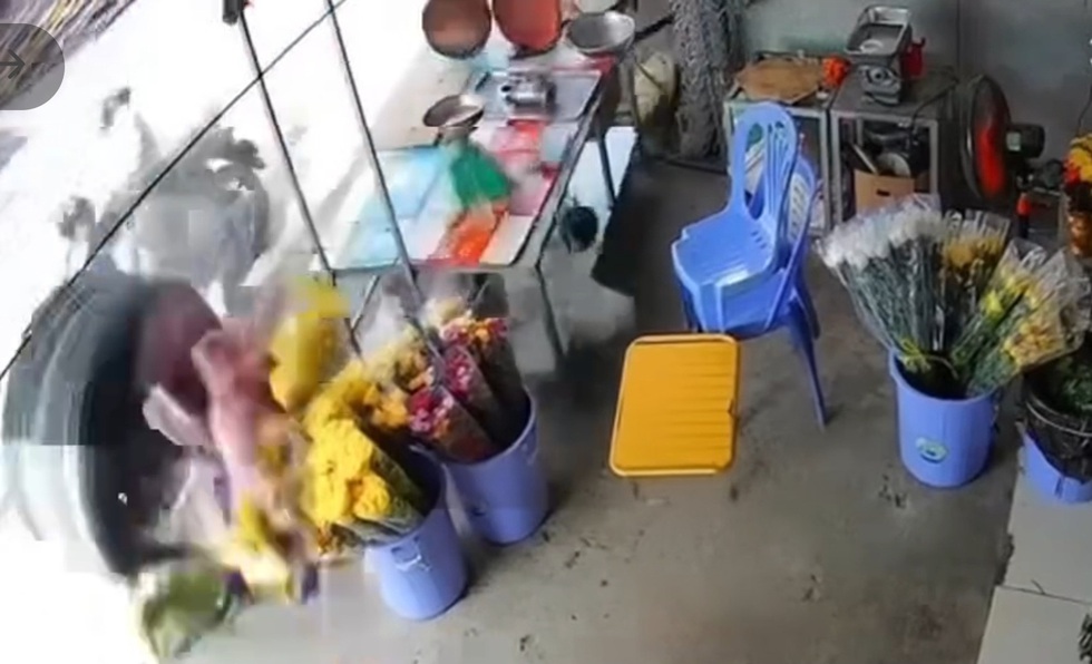 Đứng b&aacute;n b&ocirc;ng b&ecirc;n QL53, người phụ nữ bị b&aacute;nh xe đầu k&eacute;o 'rơi' tr&uacute;ng nguy kịch- Ảnh 1.