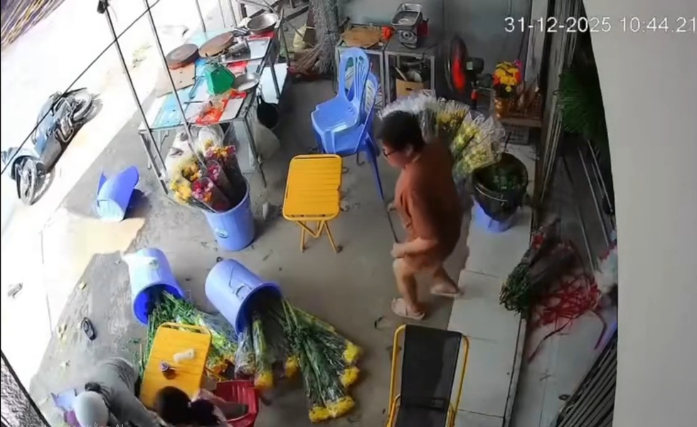 Đứng b&aacute;n b&ocirc;ng b&ecirc;n QL53, người phụ nữ bị b&aacute;nh xe đầu k&eacute;o 'rơi' tr&uacute;ng nguy kịch- Ảnh 2.