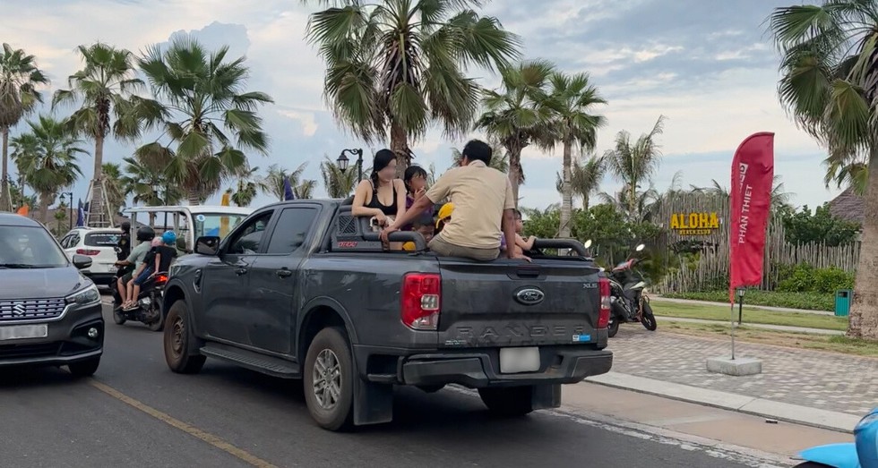 Chở người tr&ecirc;n th&ugrave;ng xe b&aacute;n tải bị phạt 6 triệu đồng? - Ảnh 2.