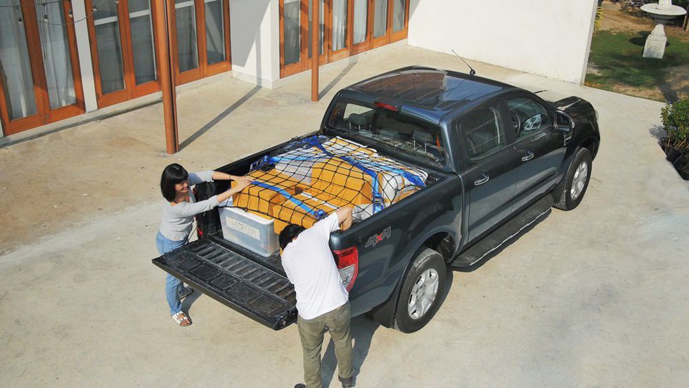 Chở người tr&ecirc;n th&ugrave;ng xe b&aacute;n tải bị phạt 6 triệu đồng? - Ảnh 1.