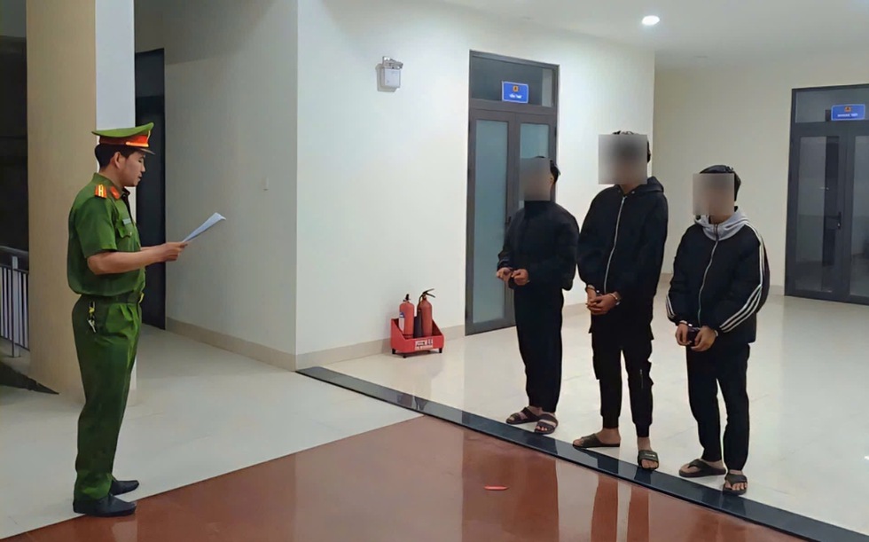 Nh&oacute;m thiếu ni&ecirc;n d&ugrave;ng hung kh&iacute; đe dọa, &eacute;p b&eacute; g&aacute;i quan hệ t&igrave;nh dục- Ảnh 1.