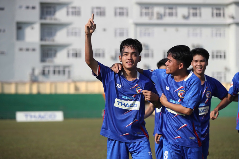 Cảm x&uacute;c chiến thắng vỡ &ograve;a tr&ecirc;n s&acirc;n Qu&acirc;n khu 5: T&igrave;nh mẫu tử lay động s&acirc;n cỏ- Ảnh 4.