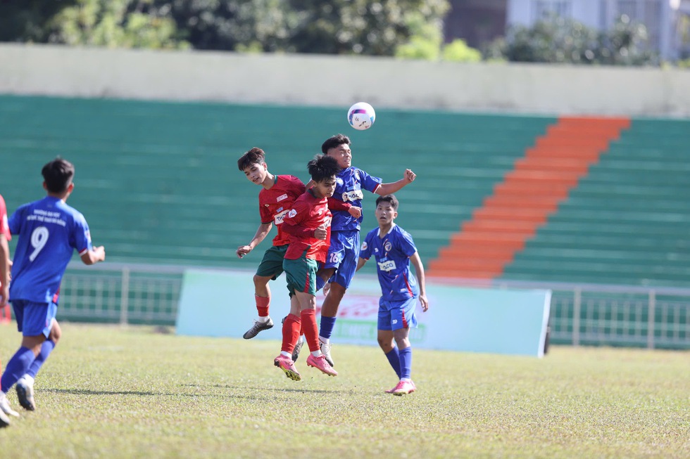 Cảm x&uacute;c chiến thắng vỡ &ograve;a tr&ecirc;n s&acirc;n Qu&acirc;n khu 5: T&igrave;nh mẫu tử lay động s&acirc;n cỏ- Ảnh 1.