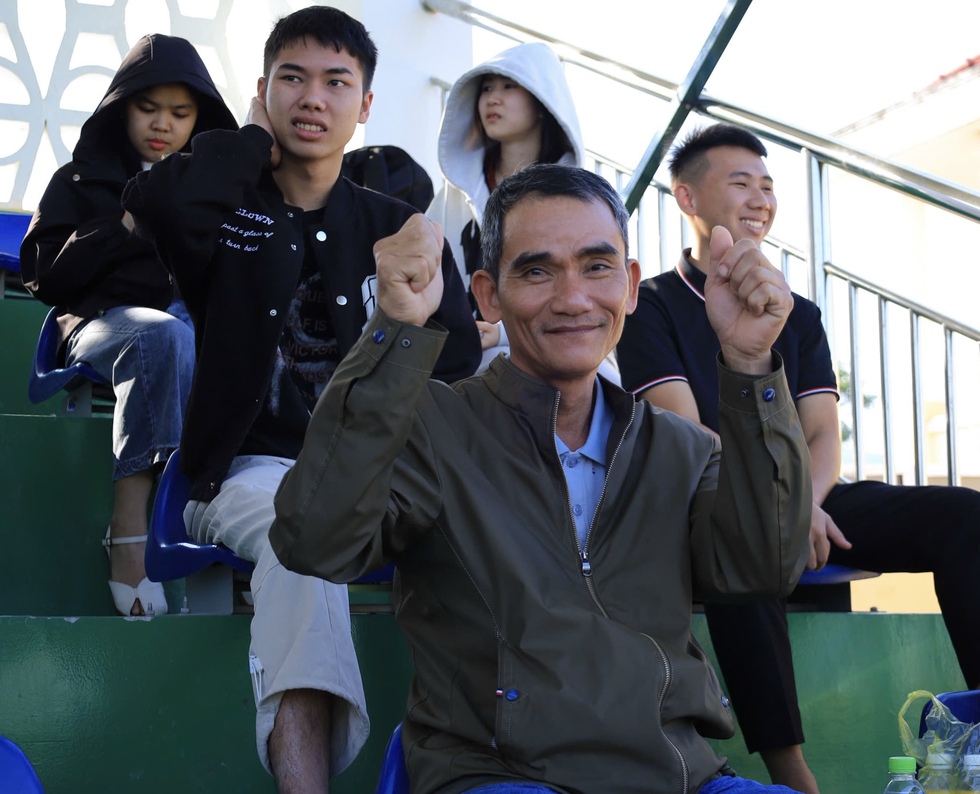 Cảm x&uacute;c chiến thắng vỡ &ograve;a tr&ecirc;n s&acirc;n Qu&acirc;n khu 5: T&igrave;nh mẫu tử lay động s&acirc;n cỏ- Ảnh 2.