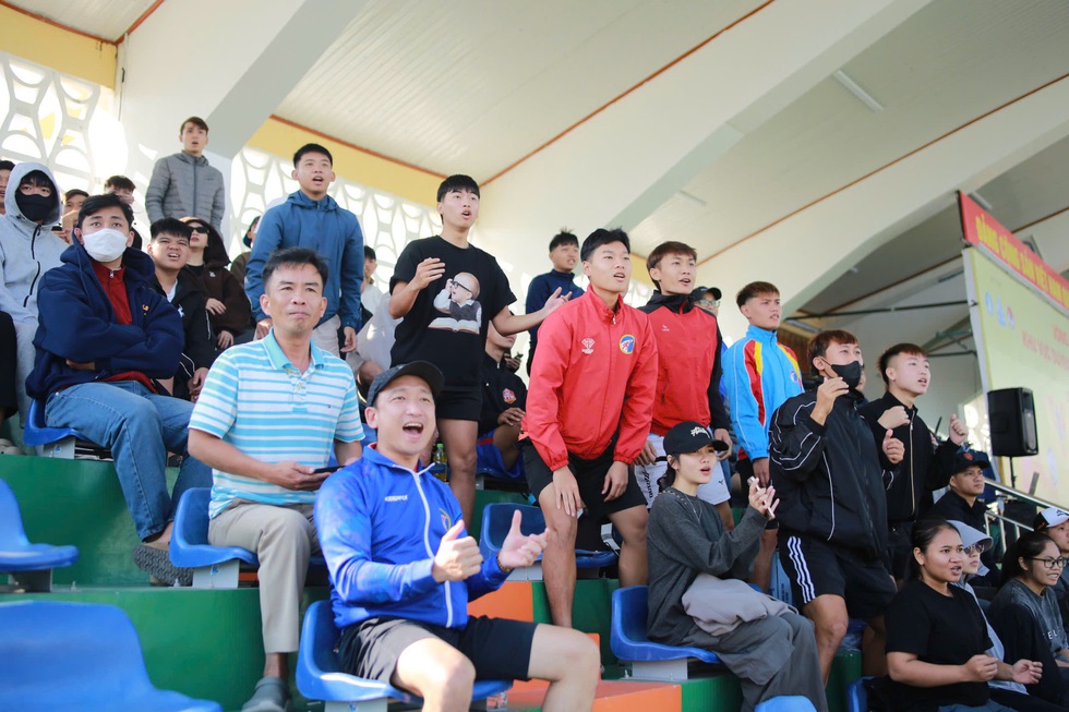 Cảm x&uacute;c chiến thắng vỡ &ograve;a tr&ecirc;n s&acirc;n Qu&acirc;n khu 5: T&igrave;nh mẫu tử lay động s&acirc;n cỏ- Ảnh 6.