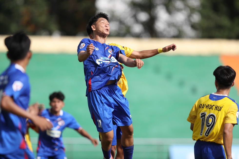 Cầu thủ n&oacute;i lời x&uacute;c động tới người mẹ k&iacute;nh y&ecirc;u, nhận qu&agrave; tr&ecirc;n s&acirc;n Qu&acirc;n khu 5- Ảnh 3.