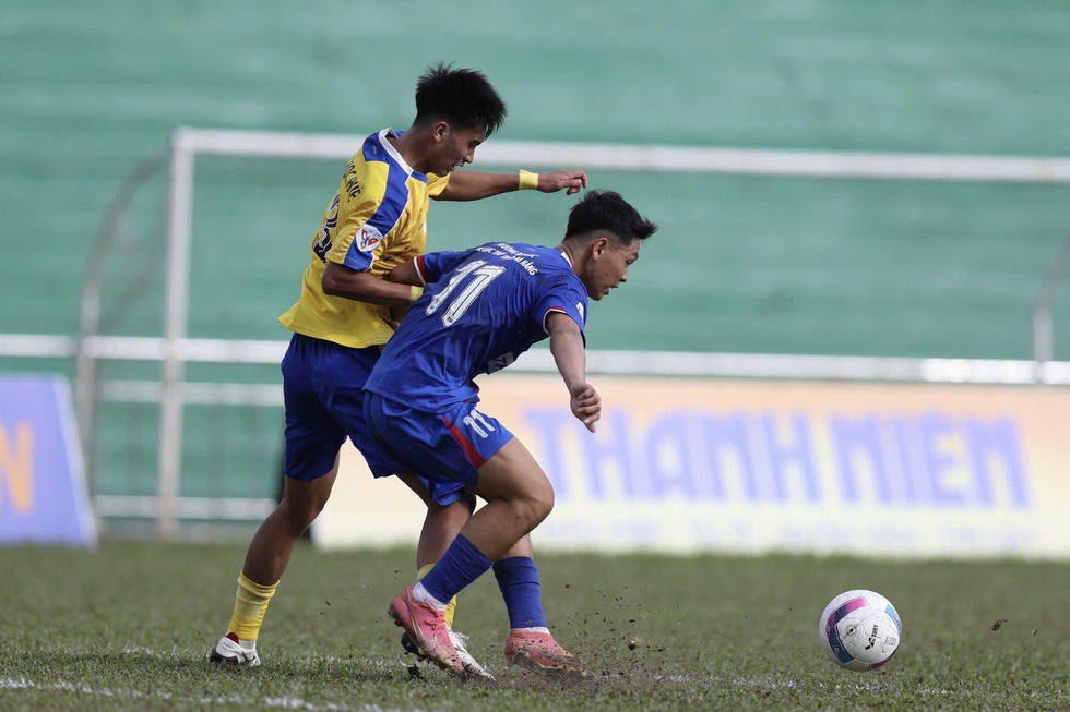 Cầu thủ n&oacute;i lời x&uacute;c động tới người mẹ k&iacute;nh y&ecirc;u, nhận qu&agrave; tr&ecirc;n s&acirc;n Qu&acirc;n khu 5- Ảnh 4.