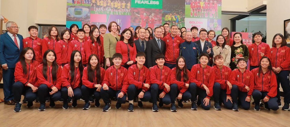 Đại sứ qu&aacute;n &Uacute;c v&agrave; VFF l&agrave;m điều đặc biệt d&agrave;nh cho đội tuyển nữ Việt Nam trước giải ch&acirc;u &Aacute;- Ảnh 3.