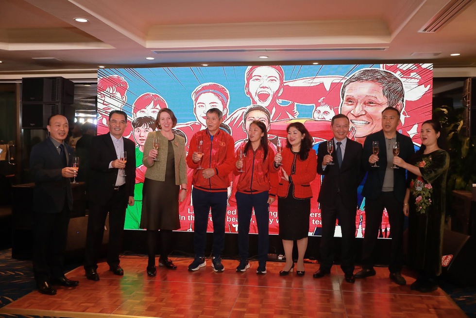 Đại sứ qu&aacute;n &Uacute;c v&agrave; VFF l&agrave;m điều đặc biệt d&agrave;nh cho đội tuyển nữ Việt Nam trước giải ch&acirc;u &Aacute;- Ảnh 1.