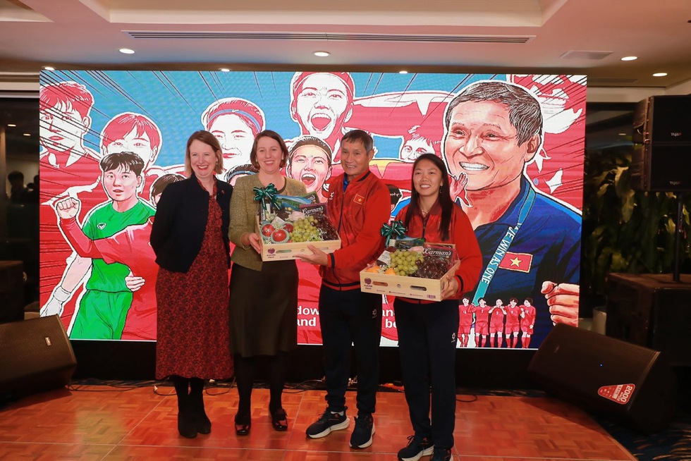 Đại sứ qu&aacute;n &Uacute;c v&agrave; VFF l&agrave;m điều đặc biệt d&agrave;nh cho đội tuyển nữ Việt Nam trước giải ch&acirc;u &Aacute;- Ảnh 2.