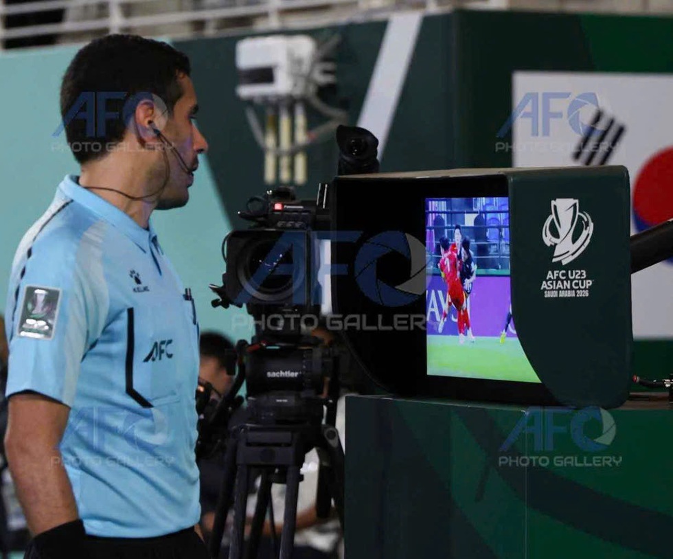 Đ&igrave;nh Bắc va chạm ở v&ograve;ng cấm, trọng t&agrave;i 'quay xe' x&oacute;a phạt đền cho U.23 Việt Nam: Tại sao?- Ảnh 2.