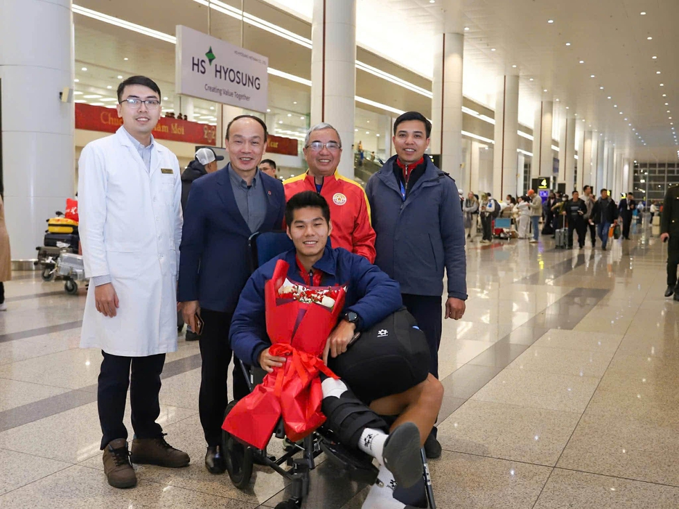 Hiểu Minh lần đầu h&eacute; lộ l&yacute; do chấn thương, nhập viện ngay trong đ&ecirc;m: L&ecirc;n b&agrave;n mổ ng&agrave;y n&agrave;o?- Ảnh 1.