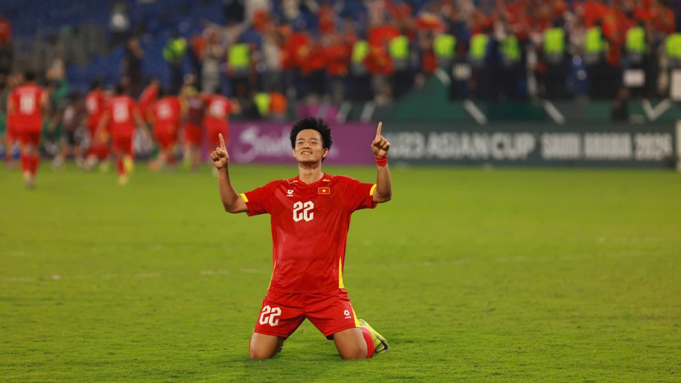 U.23 Việt Nam v&agrave; 'mật m&atilde; b&ecirc;n phải' cực th&uacute; vị trong loạt lu&acirc;n lưu lịch sử: Thầy Kim qu&aacute; t&agrave;i, Thanh Nh&agrave;n tiết lộ&hellip; - Ảnh 2.