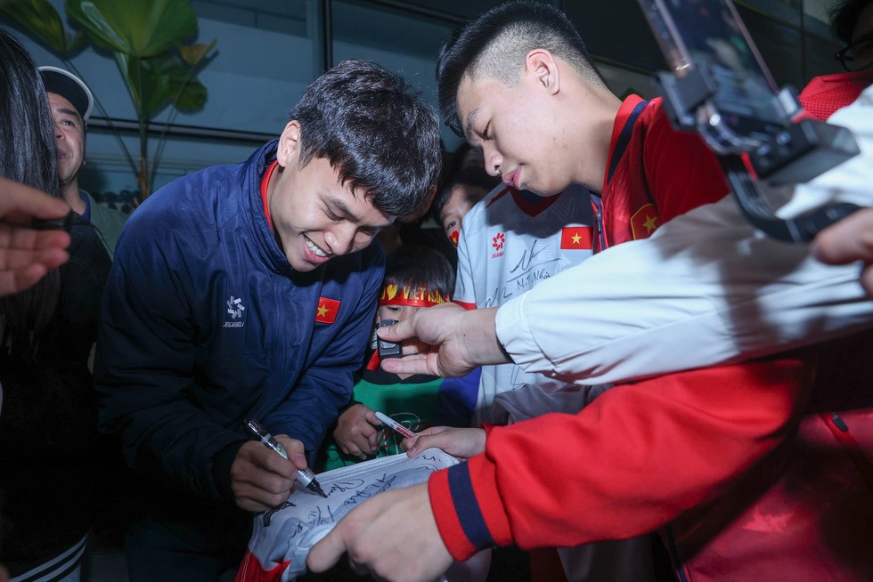 Hiểu Minh nhận hoa tr&ecirc;n xe lăn, U.23 Việt Nam được 'biển người' ch&agrave;o đ&oacute;n: Thầy Kim tr&agrave;n cảm x&uacute;c- Ảnh 14.