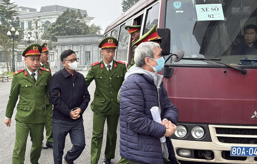 T&ograve;a th&aacute;p ng&agrave;n tỉ 'đắp chiếu' 10 năm, cựu sếp VICEM hầu t&ograve;a v&igrave; g&acirc;y l&atilde;ng ph&iacute;- Ảnh 1.