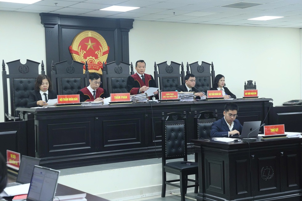 Cựu viện trưởng Y dược học d&acirc;n tộc TP . HCM hầu t&ograve;a v&igrave; nhận hối lộ 47 tỉ đồng - Ảnh 1.