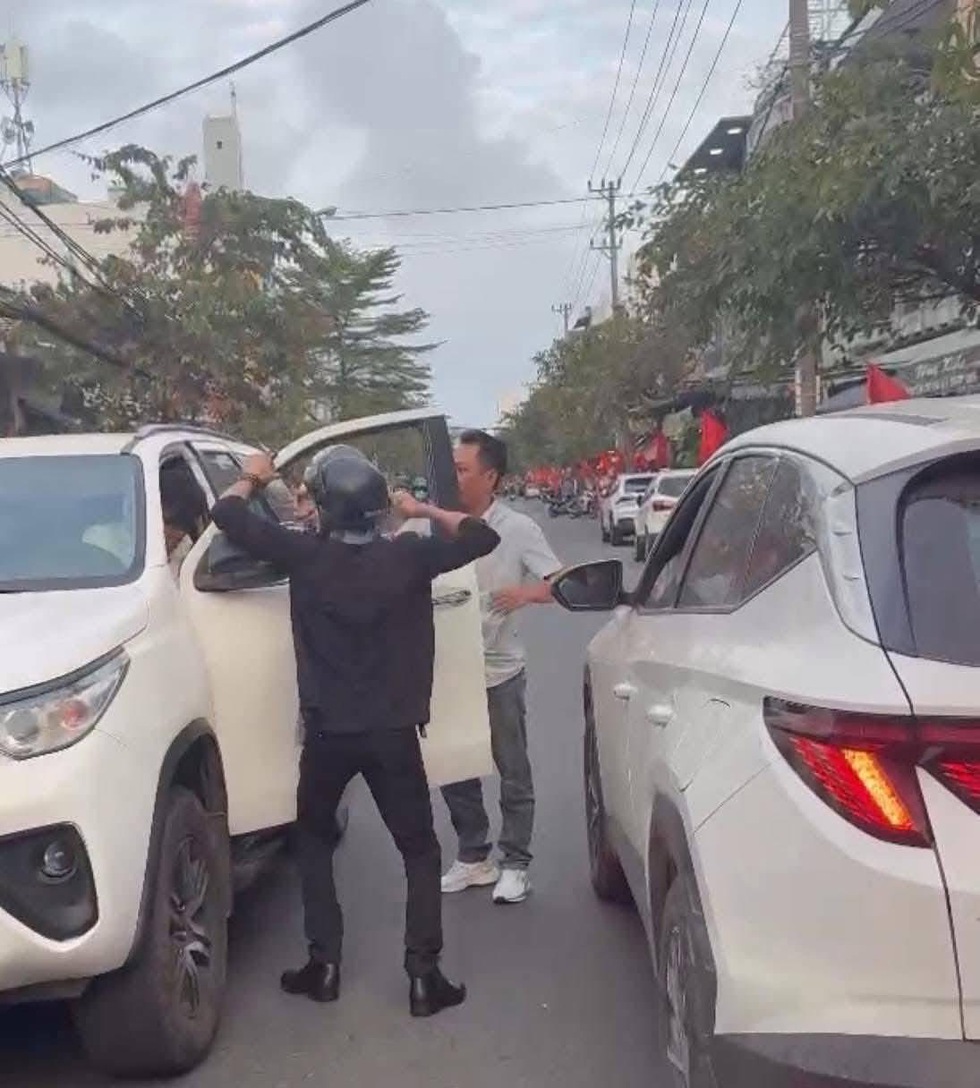 Bắt giam người đ&agrave;n &ocirc;ng g&acirc;y rối, h&agrave;nh hung người kh&aacute;c sau va chạm giao th&ocirc;ng- Ảnh 1.