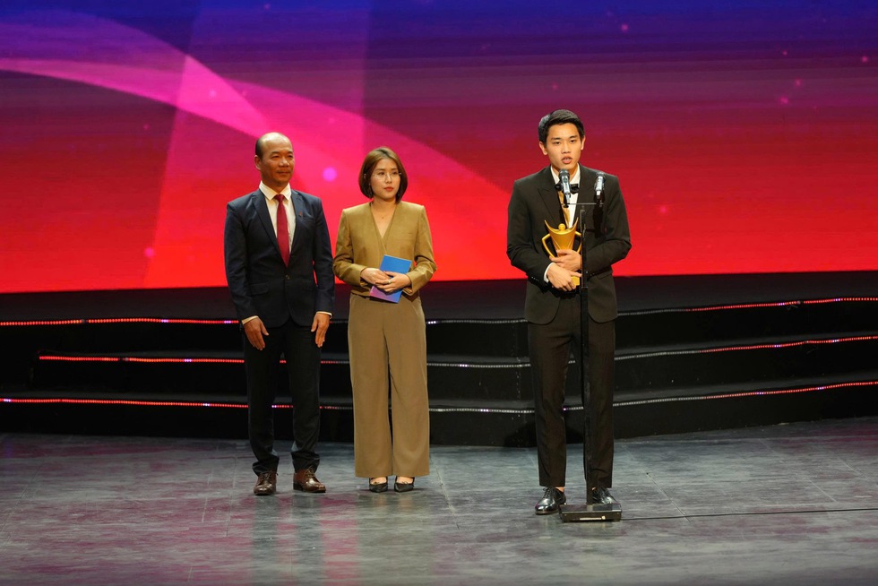 H&igrave;nh ảnh Đ&igrave;nh Bắc đội mũ cối cho HLV Kim Sang-sik được vinh danh, U.22 Việt Nam thắng lớn- Ảnh 8.