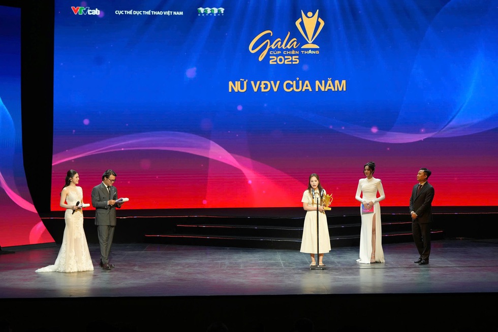 H&igrave;nh ảnh Đ&igrave;nh Bắc đội mũ cối cho HLV Kim Sang-sik được vinh danh, U.22 Việt Nam thắng lớn- Ảnh 7.