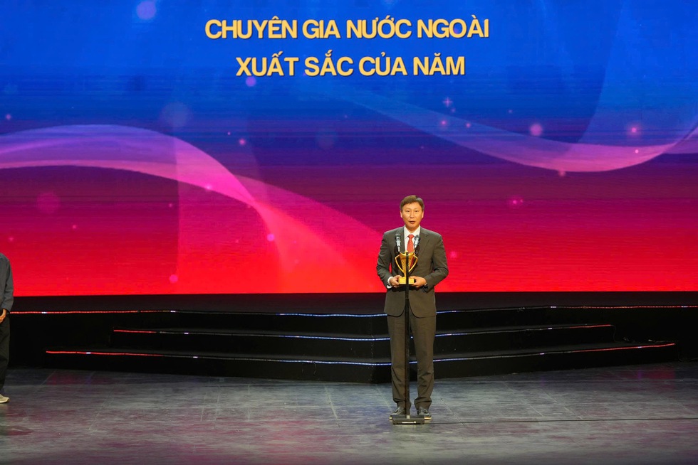 H&igrave;nh ảnh Đ&igrave;nh Bắc đội mũ cối cho HLV Kim Sang-sik được vinh danh, U.22 Việt Nam thắng lớn- Ảnh 2.