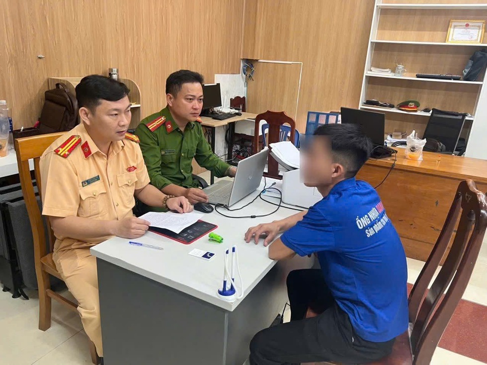 Đ&agrave; Nẵng: Xử l&yacute; t&agrave;i xế xe tải d&ugrave;ng hung kh&iacute; đe dọa người l&aacute;i xe bu&yacute;t- Ảnh 2.